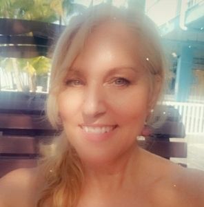 Meet your Posher, Leanor